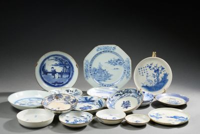 de nombreuses assiettes et bols bleus et blancs sur la table