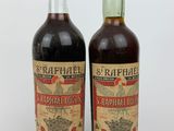 deux bouteilles de vin posées l'une à côté de l'autre sur une surface blanche