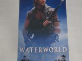 une affiche du film « Waterworld » sur laquelle figure un homme tenant un pistolet