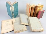 plusieurs vieux livres posés les uns sur les autres sur une table