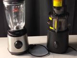 un blender et un mixeur posés sur un comptoir