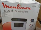 la boîte du micro-ondes est posée sur la table dans la pièce