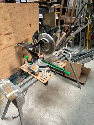 a picture of a machine that is being used to cut wood