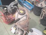 beaucoup d'outils éparpillés par terre dans un garage