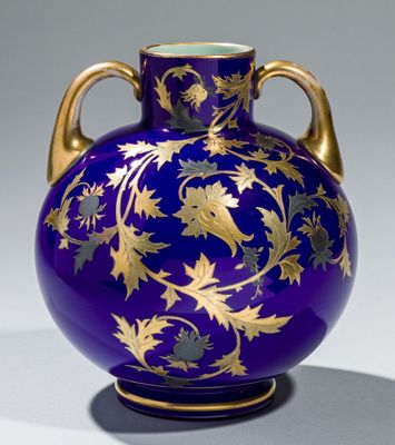 un vase violet orné de motifs à la feuille d'or