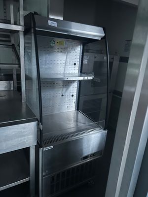 un réfrigérateur vide au milieu d'une cuisine