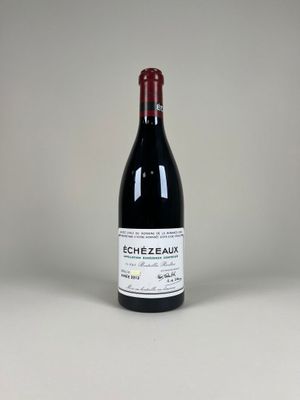 la bouteille de vin rouge est posée sur la table