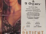 une vieille affiche de cinéma représentant une femme tenant une canne devant son visage