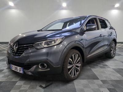 la voiture grise est garée sur un sol en damier dans le garage