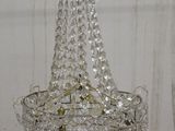 un lustre suspendu au plafond d'une pièce