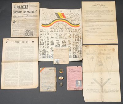 un assortiment de vieux papiers et d'autres objets exposés sur une table