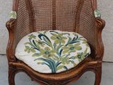 une image représentant une chaise sur laquelle est posé un coussin