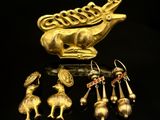 plusieurs pièces d'or sont exposées sur un fond noir