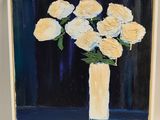 une peinture de fleurs blanches dans un vase sur une table