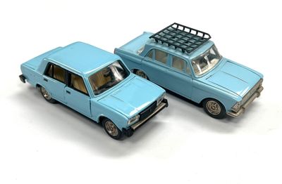 deux voitures jouets assises l'une à côté de l'autre