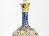 une image représentant un vase orné d'un motif décoratif