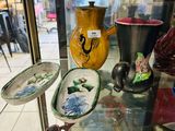 de nombreux vases exposés dans une vitrine