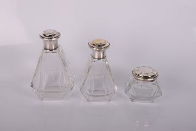 trois salières et poivrières en verre posées sur une surface blanche