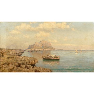 une image représentant un tableau où l'on voit des bateaux sur l'eau près d'un rivage rocheux