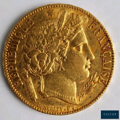 gros plan d'une pièce d'or sur une surface blanche