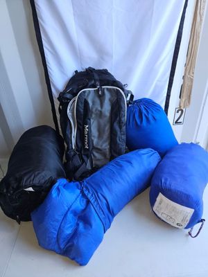 trois sacs posés par terre les uns à côté des autres