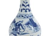 un vase bleu et blanc orné d'un oiseau