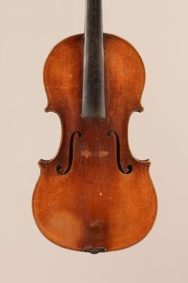 un vieux violon avec un archet sur fond blanc