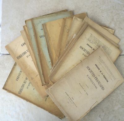 beaucoup de vieux livres posés par terre