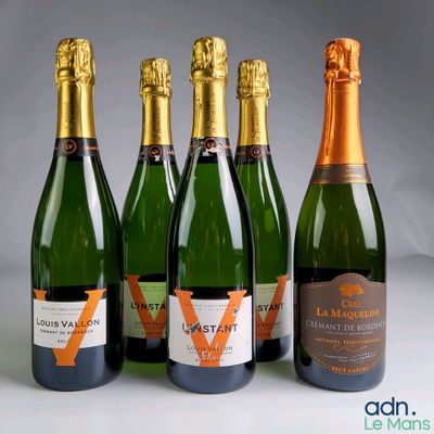 quatre bouteilles de champagne sont alignées