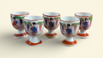 quatre tasses ornées d'une image représentant des personnes sont alignées sur une table