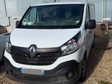 une camionnette blanche garée sur un terrain