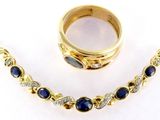 Ensemble collier et bague plaqués or, sertis de pierres bleues et de diamants
