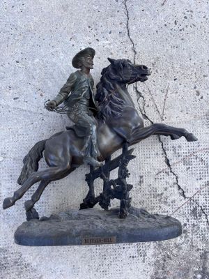 une statue représentant un homme à cheval, coiffé d'un chapeau