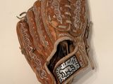 un gant de baseball posé sur une table