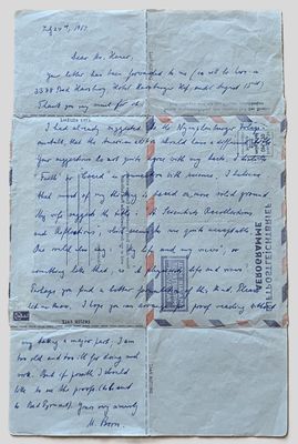 une vieille lettre affranchie, posée sur une feuille de papier