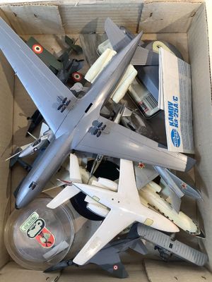 une boîte en carton remplie d'avions miniatures et d'autres jouets