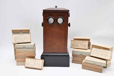 plusieurs boîtes de savon et une horloge posée sur la table