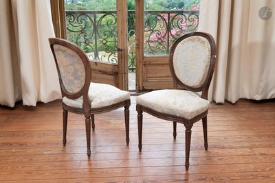 deux chaises placées devant une fenêtre