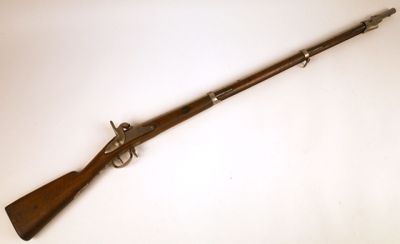 un fusil avec un canon en bois et une crosse en bois, posé sur une surface blanche