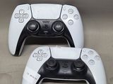 deux manettes de jeux vidéo posées l'une à côté de l'autre sur une table