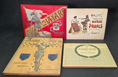 trois livres pour enfants posés sur une table, sur fond noir
