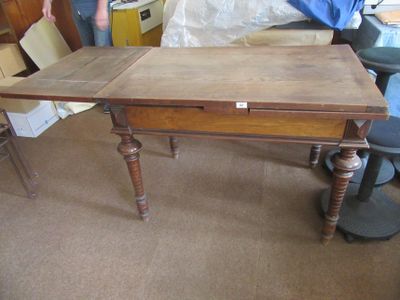 une table en bois avec un tiroir dans une pièce