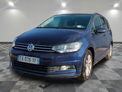 La VW Golf bleue est garée dans une pièce dont le sol est à carreaux.
