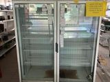 deux réfrigérateurs posés au milieu d'un magasin