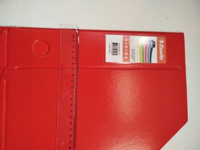 une boîte rouge contenant quelques stylos