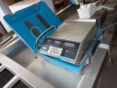 a machine that is sitting on a table in a room