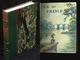 deux livres posés l'un à côté de l'autre sur une table
