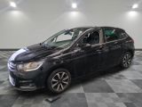 la photo d'une voiture noire garée dans une salle d'exposition
