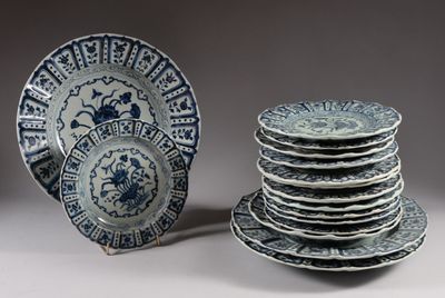 une pile d'assiettes bleues et blanches posée à côté d'une autre pile d'assiettes bleues et blanches