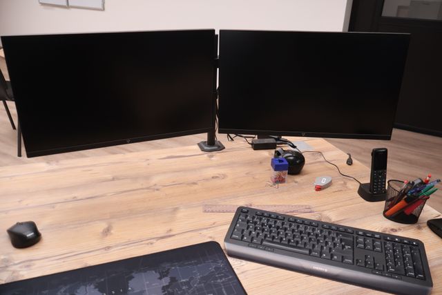 Lot de 2 écrans d’ordinateur avec support, clavier et souris